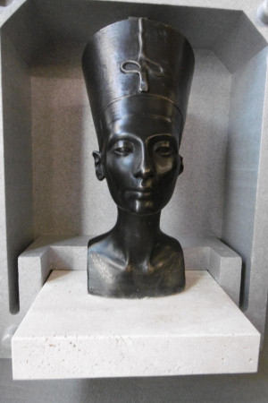 NEFERTITI (SKEL) el  Busto Original de  NEFERTITI, del  Escultor  Real  Tutmose